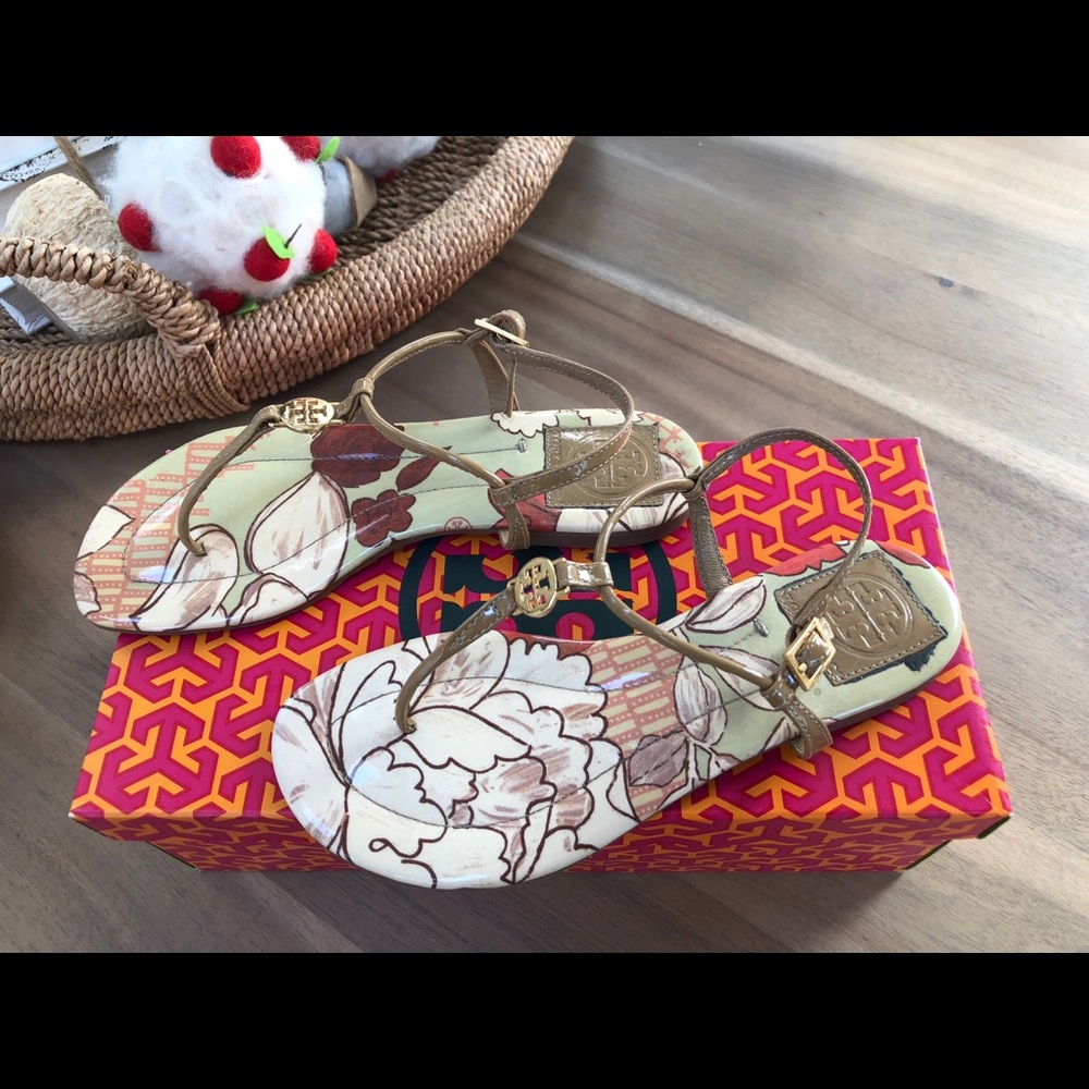 Tory Burch logo thong flats size 5 nude/tan color